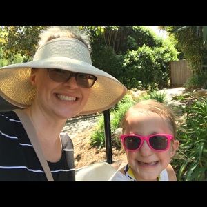 Meet your Posher, Lora